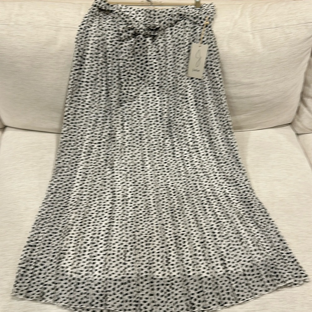 XL Joie softly pleated white and black belted maxi skirt